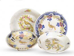 937.  Lote de cuatro platos de cerámica esmaltada decorados con pajaritos y flores.Murcia, S. XIX.