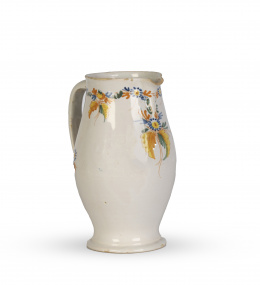 475.  Jarro de cerámica esmaltada de la serie del ramito.Alcora, ff. del S. XVIII.