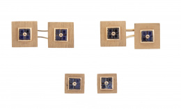 134.  Conjunto de gemelos dobles y dos botones con piezas cuadradas cuyo centro son cuatro zafiros de talla carré