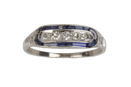 109.  Sortija cintillo Art-Decó con cinco brillantes y marco oval de zafiros calibrados