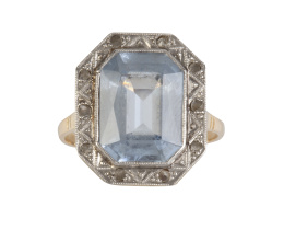 121.  Sortija Art-Decó octogonal con piedra azul central y marco octogonal de diamantes