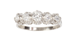 349.  Sortija cintillo de brillantes engastados en garras