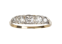 111.  Sortija cintillo de pp. S. XX con cinco brillantes de tamaño creciente hacia el centro y galería lateral calada