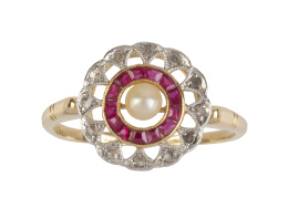 94.  Sortija rosetón de pp S. XX con perla fina central y doble orla, una de rubíes y la exterior calada y adornada con diamantes