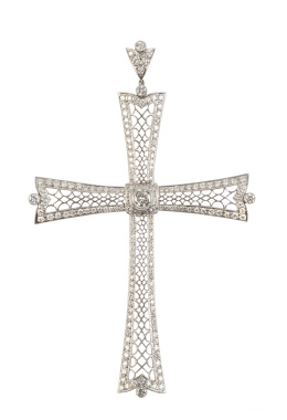 350.  Gran cruz colgante estilo Art-Decó de brazos calados con marco exterior de brillantes y brillante en chatón central
