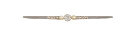 83.  Broche barra Belle-Epoque con chatón de brillante central, flanqueado por perlas finas y diamantes