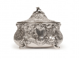 645.  Caja de plata de estilo rococó con decoración repujada. Con marcas.Pedro Durán, Madrid, 1926.
