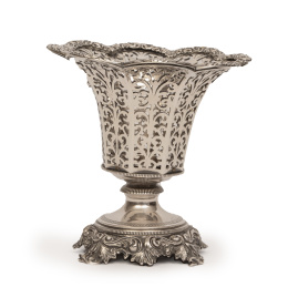 1142.  Vaso de plata de decoración calada de ley 900. Con marcas.Turquía, 1844 - 1922.