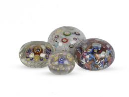 1122.   Lote de cuatro pisapapeles de diferente tamaño de tipo "Millefiori".