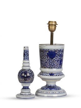 506.  Dos opalinas esmaltadas en azul y blanco con flores.Bohemia, para el mercado turco, S. XIX.