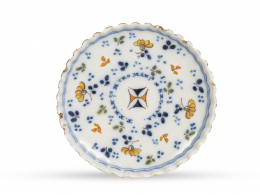 442.  Plato de céramica esmaltada de la orden de los Trinitarios con leyenda: "F. FRAN CO M VRO MIN o DE SEGOVIA".Talavera, último cuarto del S. XVIII.