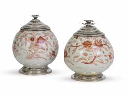 1013.  Pareja de botes de porcelana esmaltada, montados en plata.Quizás Turquia, S. XIX.