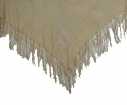 581.  Mantóncillo de "Manila" de seda color crema bordado con hilo blanco.pp. del S. XX.