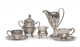 537.  Lote formado por cinco piezas de plata: con diferentes marcas:Jarrito con marcas alemanas, ley 800; azucarero y centrito ley 800; una taza con marcas, Antonio Merino, Córdoba, h. 1900; taza de estilo Luis XVI de la Joyería Asenjo, ley 916.