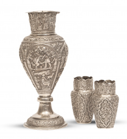 498.  Lote de jarro y dos jarrones de plata de plata de decoración repujada.Dinastía Qajar, Irán, S. XIX.