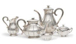 534.  Juego de café y té de plata, ley 915. Montejo, S. XX.El azucarero con marcas de Dionisio Garcia, comercializado por Agüeras ley 925. España, h. 1940.