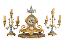 1131.  Guarnición Napoleón III de chimenea de metal dorado y porcelana esmaltada en azul con restos de dorado de estilo Luis XVI.Francia, último cuarto del S. XIX.