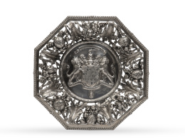 821.  Centro octogonal de plata con escudo nobiliario. Con marcas.George Angell, Londres, h. 1864.