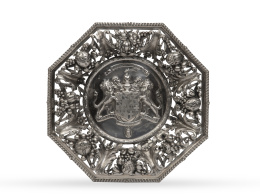 1339.  Centro octogonal de plata con escudo nobiliario. Con marcas.George Angell, Londres, h. 1864.