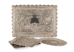 1140.  Lote de cuatro bandejas de plata de estilo renacentista, tres rectangulares de diferente tamaño y otra oval.Joyería Agüeras, Zaragoza, pp. del S. XX.