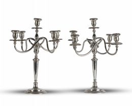 528.  Pareja de candelabros de plata en su color de cinco brazos de luz. Con marcasDurán, S. XX.