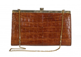 418.  Bolso de piel de cocodrilo años 60 color camel con cadena 