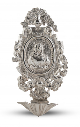 617.  Pila de agua bendita de plata con retablillo con Virgen en el centro.S. XIX.