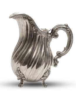 529.  Jarro de plata gallonado y patas de trípode. Con marcas,  ley 925. Comercializado por la joyería Aldao.Matilde Espuñes, (1909-1950).