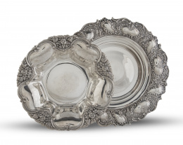 535.  Lote de dos paneras de plata de decoración repujada.Una marcada Aldao Joyero, ley 925, Matilde Espuñes (1909-1950) y otra con marcas de Agruña, ley 925.España, S. XX.