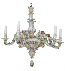 524.  Lámpara de porcelana esmaltada de seis brazos de luz.Sajonia, Alemania, S. XIX.