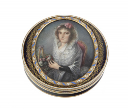 375.  Caja redonda de oro y esmalte ff. S. XVIII con miniatura de Dama con mantilla y cestillo de flores realizada en marfil