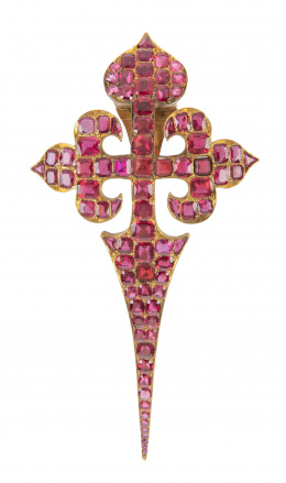 378.  Gran broche en forma de Cruz de Santiago S.XVIII-XIX completamente cuajado de piedras rojas, probablemente dobletes de rubíes