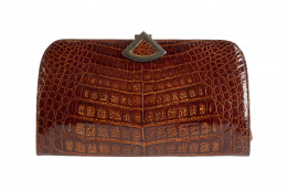 420.  Bolso de piel de cocodrilo tipo clutch años 70 color cognac