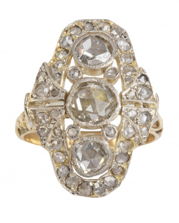 68.  Sortija lanzadera de diamantes S. XIX con diamantes talla rosa centrales en frente calado, y marco de diamantes