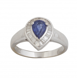 141.  Sortija con zafiro talla pera de 0,90 ct con marco de diamantes talla baguette