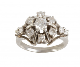 150.  Sortija rosetón de brillantes con brillante central de 0,40 ct y con parejas de brillantes en los aros de la montura
