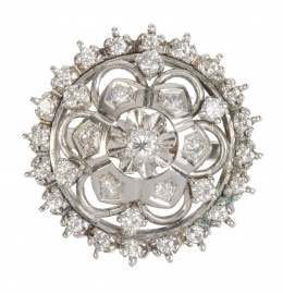 152.  Sortija con gran rosetón circular de brillantes y diamantes baguette, compuesto por flor central con orla exterior
