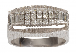 140.  Sortija años 60 con banda central de tres líneas de brillantes en el frente flanqueadas por baguettes escalonados