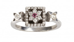 142.  Sortija de brillantes con diseño de flor de brillantes y rubí en marco cuadrado de brillantes, flanqueado por dos brillantes