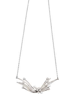 144.  Gargantilla con centro de ramas de oro blanco y brillantes engastados en garras a diferentes alturas