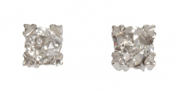 136.  Pendientes dormilonas de brillantes engastados en garras