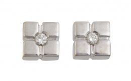 139.  Pendientes dormilonas con brillante central y marco cuadrado que dibuja aspa central