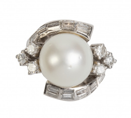 298.  Sortija con perla australiana central con brillantes y diamantes talla baguette