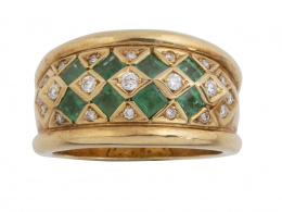 167.  Sortija ancha con esmeraldas talla carré y brillantes que componen damero