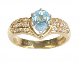 156.  Sortija con topacio azul central talla pera con bandas de brillantes en el aro