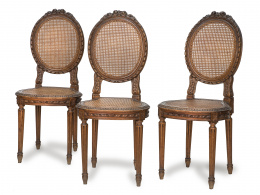861.  Tres sillas de estilo Luis XVI madera tallada.España, primer cuarto del S. XX.