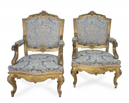 687.  Pareja de butacas de estilo Luis XV en madera tallada y dorada.Trabajo francés, finales del S. XIX.