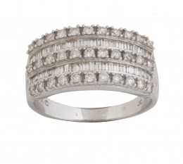 176.  Sortija con diseño de tres bandas alternas con dos de diamantes baguette