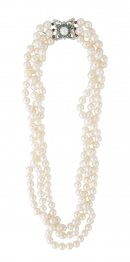 170.  Collar de tres hilos de perlas cultivadas de igual tamaño en intenso oriente, con cierre de flor de brillantes y esmeraldas con perla central.