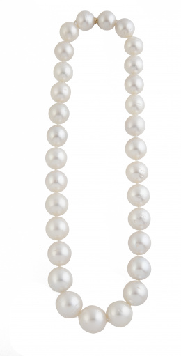 333.  Collar de treinta perlas Australianas de gran tamaño, graduado hacia la parte central 